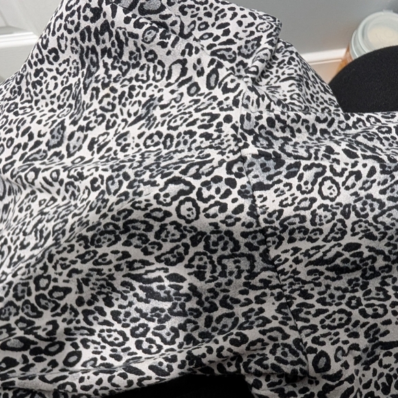 Chico's Black, White and Gray Cheetah Print Leggings in Size 2R (12R) - Picture 8 of 8